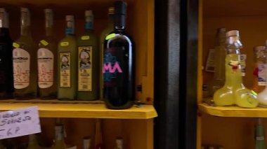 Çeşitli limoncello şişelerinin görüntüsü