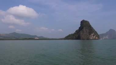 Huzurlu bir ada çevresinde tekne gezisi