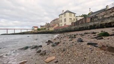 Dalgalar yavaşça kayalık kıyıya çarpar