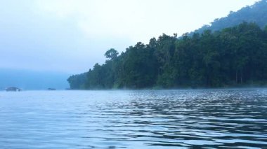 Sisli dağ zeminli sakin bir nehir