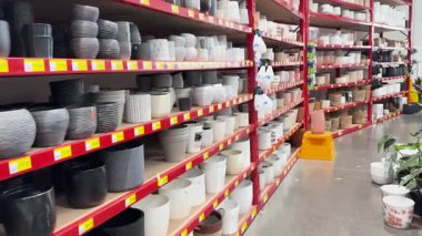 Bir alışveriş merkezinin ot reyonunda yürüyorum.