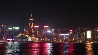Renkli ışıklar Hong Kong 'un gökyüzünü aydınlatıyor.