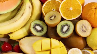 Beyaz arkaplanda gösterilen çeşitli meyveler