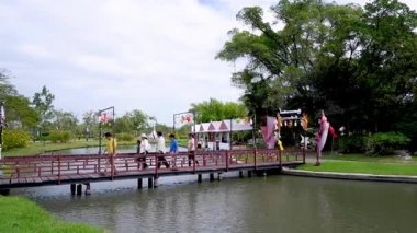 Tahta bir köprüde kutlama yapan bir grup insan..