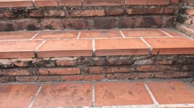 Terracotta merdivenlerinin aşamalı kareleri yükseliyor.