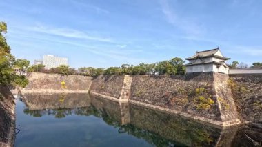 Sakin su tarihi bir Japon kalesini yansıtır..