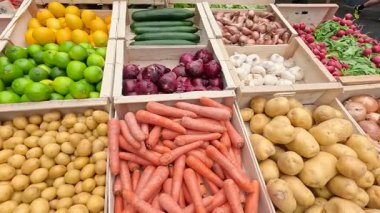 Markette canlı meyve ve sebzeler sergileniyor