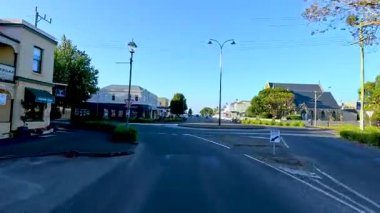 Bellarine, Victoria 'da sakin bir yolculuk. Sakin sokaklar, tarihi binalar ve açık mavi gökyüzü.