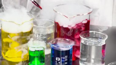 Kuru buzlu beherler renkli reaksiyonlar yaratır.