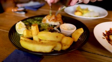 Tabaktan yemek kapmak.