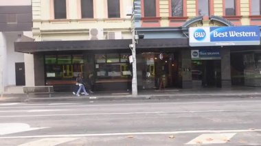 Yürüyen insanlar ve geçen araçlar