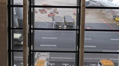 Havaalanı pistinde hareket halindeki araçların hızlandırılması