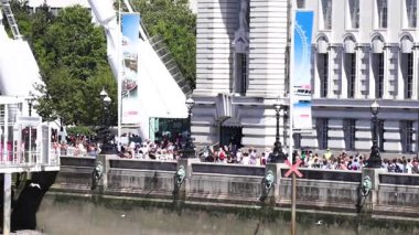 İnsanlar nehir kıyısında toplandı.