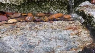 Su Khao Yai 'de kayaların üzerinden akıyor.