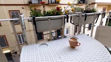 Napoli 'nin balkonunda sakin bir sabah kahvesi