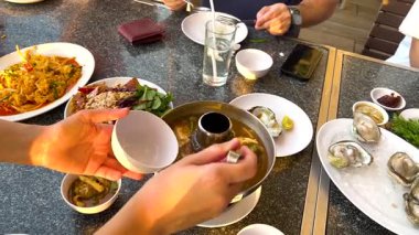 Dostlar, yemeğin tadını çıkarın.