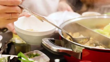 Tayland 'da arkadaşlarla yemek yemek.