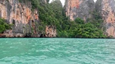 Krabi yakınlarındaki verimli kayalıklar ve turkuaz suları.