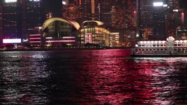 Feribot Hong Kong 'un aydınlık limanından geçiyor.