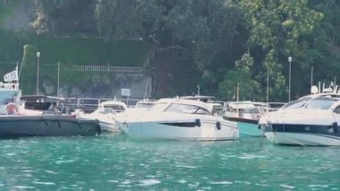 Sorrento, Napoli, İtalya 'da bir tekne demirlemiş.