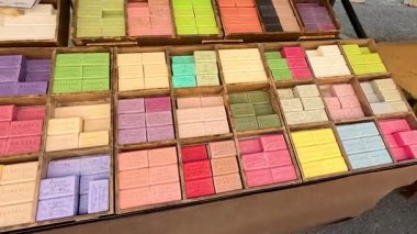 Bir market tezgahında çeşitli sabunlar düzenlenmiş.