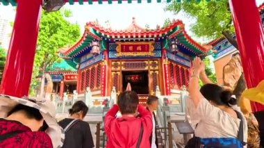 İnsanlar canlı tapınak girişini keşfediyorlar.