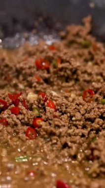 Biftek ve kırmızı biber taze fesleğen yapraklarıyla kızartılır ve canlı ve aromatik bir yemek oluşturur.