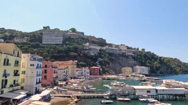 Sorrento, Napoli 'deki renkli binalar ve tekneler
