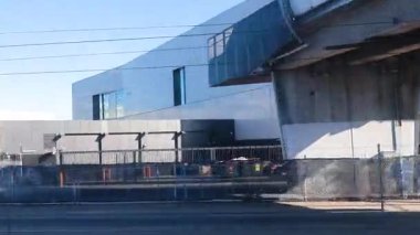 Brighton Sahili yakınlarındaki modern binalardan geçen tren.