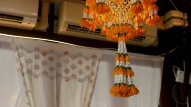 Bangkok, Tayland 'da kapalı alanda asılı dekoratif çiçek çelenkleri.