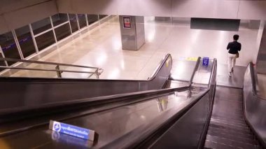 Bir insan metro istasyonunda yürüyor.