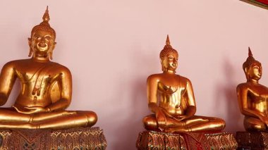 Wat Pho 'daki altın Buda heykelleri.