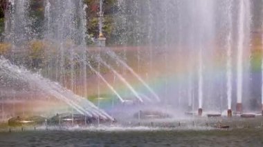 Çeşme spreyinde renkli gökkuşağı formları