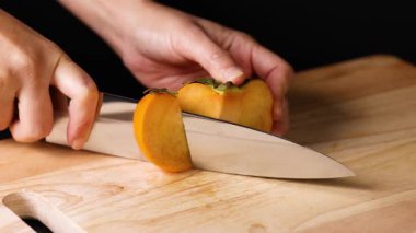 Keskin bir bıçakla hurma dilimleyen eller