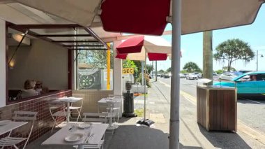 Okyanus manzaralı açık alan.