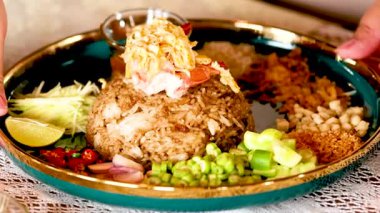 Lezzetli Tayland yemeği ve canlı malzemeler