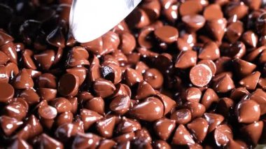 Kaşık çikolata parçacıklarının arasından geçiyor.