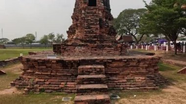 Tarihi tuğla tapınak kalıntılarını araştıran turistler