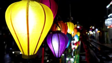 Canlı fenerler Hanoi 'nin hareketli gece sahnesini aydınlatır.