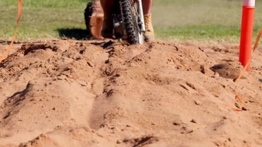 Coonabarabran 'da kumlu pistte motosiklet gezintisi