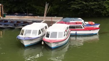 Üç tekne rıhtıma yanaştı.