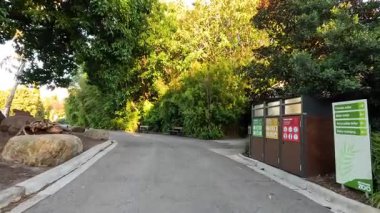 Melbourne Hayvanat Bahçesi girişinde sakin bir patika.