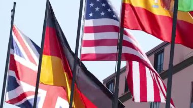 Rüzgarda sallanan çoklu ulusal bayraklar