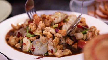 Lezzetli Tayland yemeği hazır ve servis ediliyor.