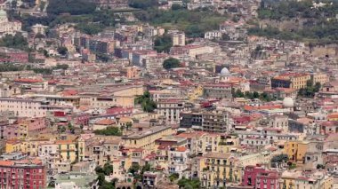 Napoli 'nin binalarının ve manzarasının havadan görünüşü
