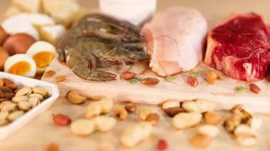 Etler, fındıklar ve süt ürünleri çeşitliliği