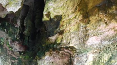 Turistler kutsal mağaraya renkli adaklarla giderler.