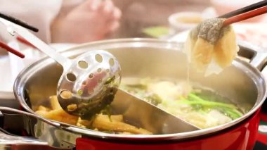 Bangkok 'ta çeşitli malzemelerle güveç hazırlıyorum.