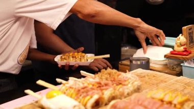 Tayland 'da Japon pirinç rulosu yapan bir sokak satıcısı.