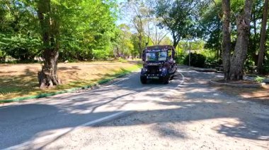 Lüks hayvanat bahçesinde gezen servis otobüsü.